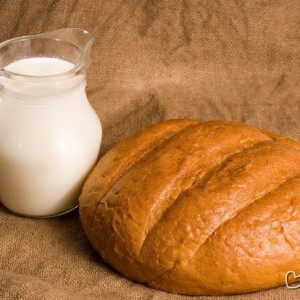 белый хлеб с молоком от мешков под глазами