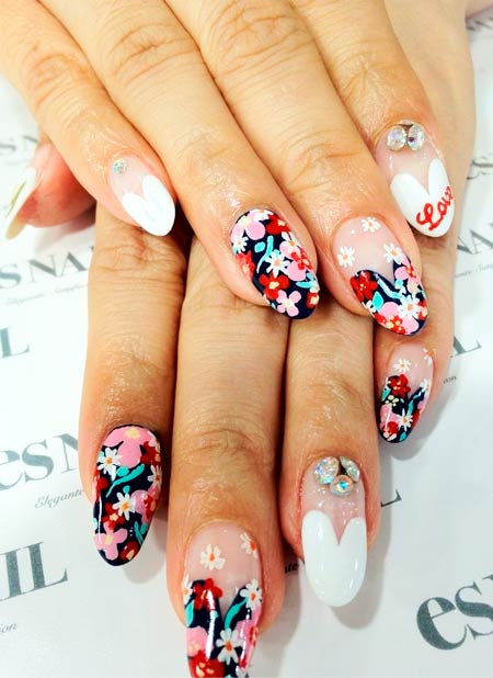 маникюр с цветами на ногтях
