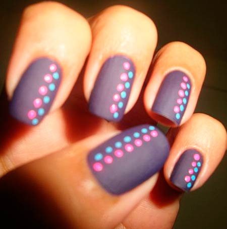 точкаи горошек на фиолетовых ногтях