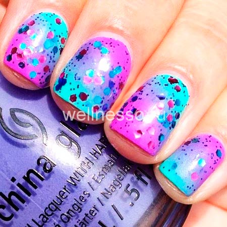 Омбре на ногтях фиолетовый и голубой с блестками фото