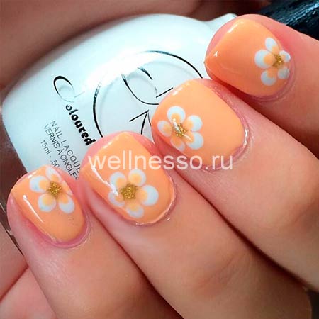 белые цветы на короткие ногти 