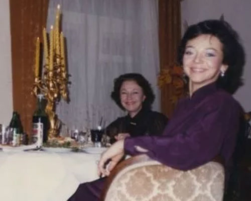 Раиса Владимировна за столом с мамой