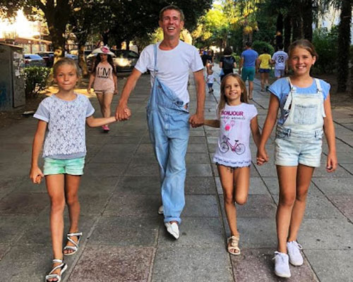 Алексей Панин с тремя дочерьми