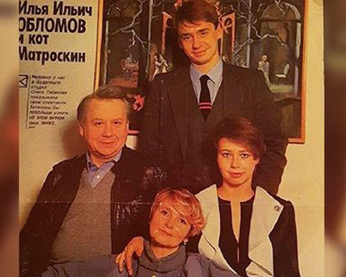 Фото Крыловой с Табаковым и детьми Антоном и Александрой
