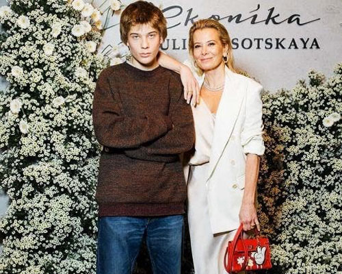 Фото Юлии Высоцкой с сыном Петром