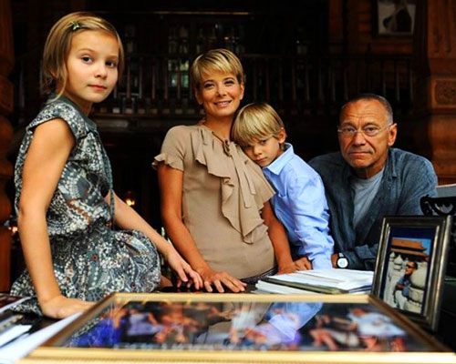 Семейное фото с детьми Юлии Высоцкой