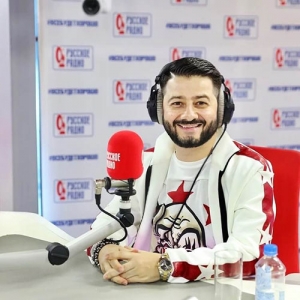 Михаил Галустян у микрофона