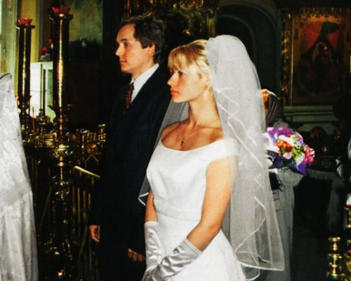 Андрей Соколов с женой Евгенией Гусевой во время венчания