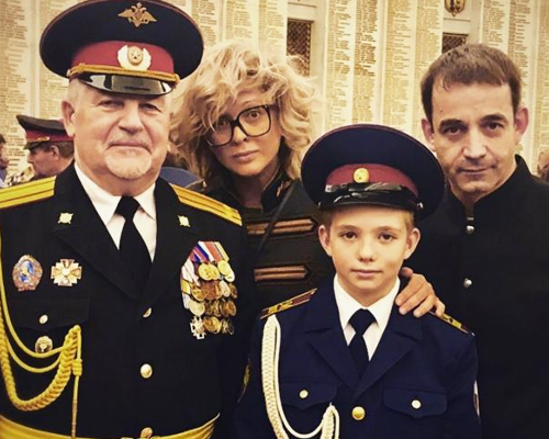 Елисей Певцов с родителями и наставником