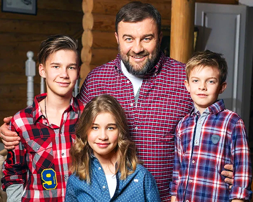 Михаил Пореченков с младшими детьми