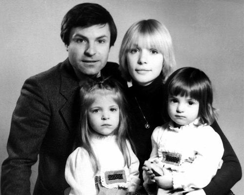 Вера Глаголева с первым мужем и старшими дочерьми