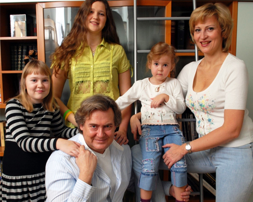 Юрий Стоянов с женой, дочерью Катей и падчерицами