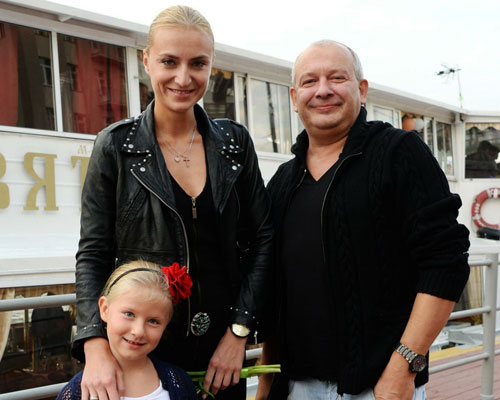 Фото Дмитрия Марьянова с женой и дочерью