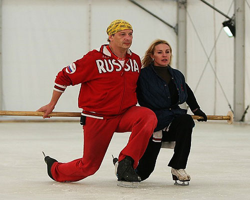 Д. Марьянов и И. Лобачева на репетиции перед выходом на лед в шоу «Ледниковый период»