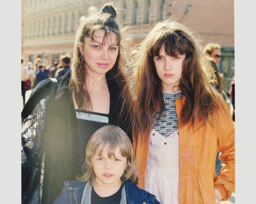Татьяна Артемьева (первая жена В. Кузьмина) с дочерью Лизой и сыном Степаном