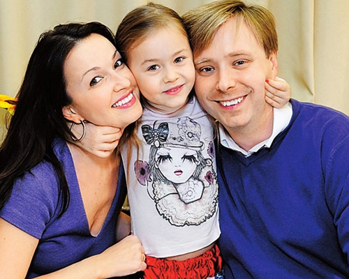 Александр Масляков с женой Ангелиной и дочерью Таисией