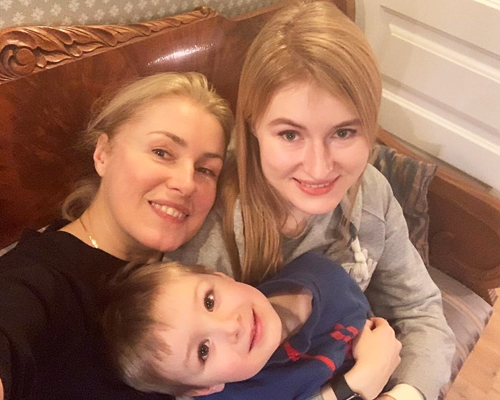 Анна Шукшина с сыном и мамой