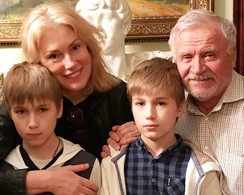 Мария Шукшина с последним мужем и сыновьями-близнецами