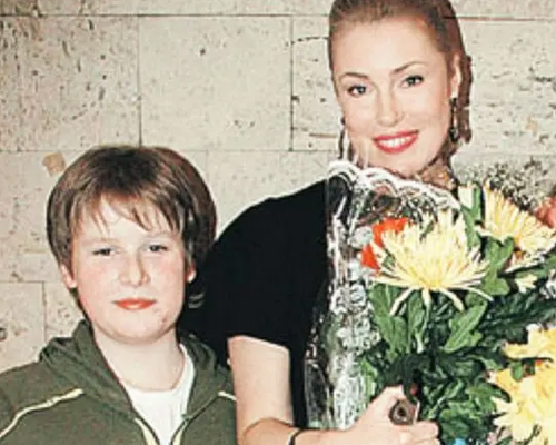 Мария Шукшина с маленьким сыном Макаром