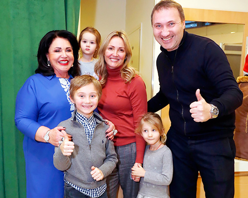 Надежда Бабкина с сыном Данилой, внуками и невесткой