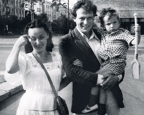 Молодой Вадим Андреев с женой и сыном