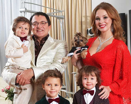 Дмитрий Дибров с четвертой женой и детьми