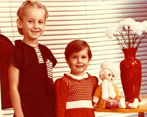 Ольга Бузова с младшей сестрой в детстве