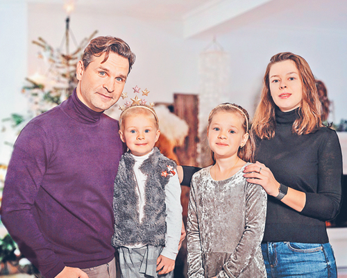 Виктор Добронравов с женой и детьми
