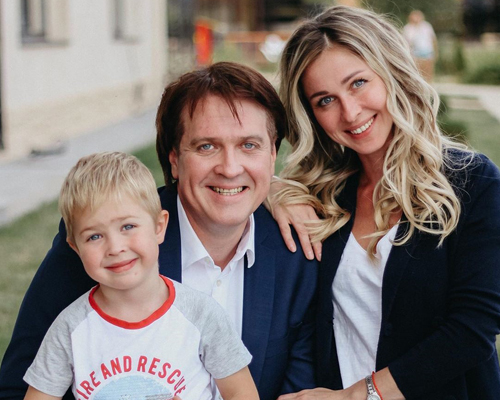 Денис Матросов с женой и сыном