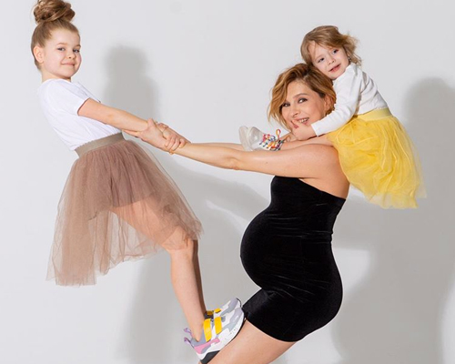 Беременная Елена Подкаминская с дочерьми