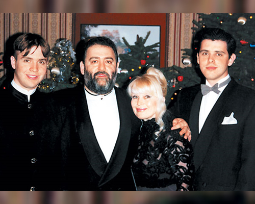 Михаил Шуфутинский с женой и сыновьями