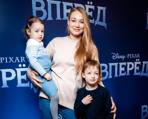 Оксана Акиньшина с сыном и дочерью