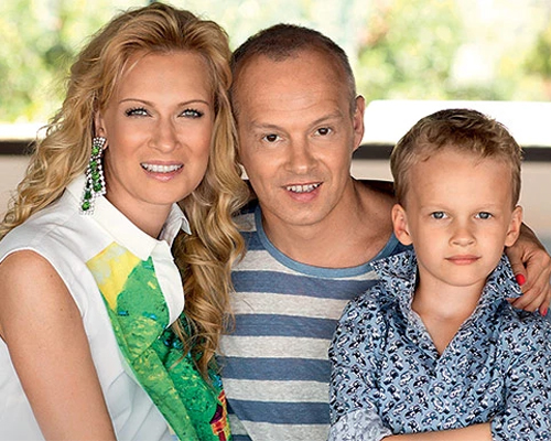 Олеся Судзиловская с сыном и мужем