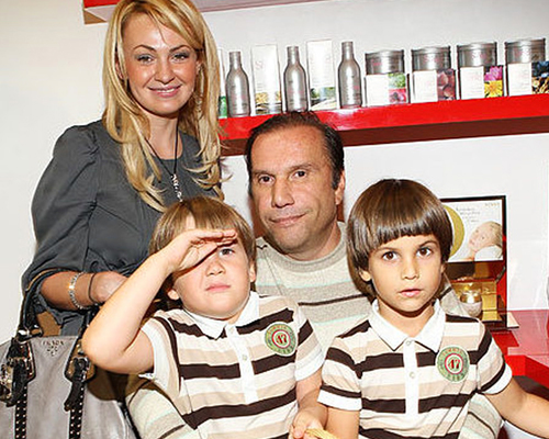 Яна Рудковская и Виктор Батурин с сыновьями