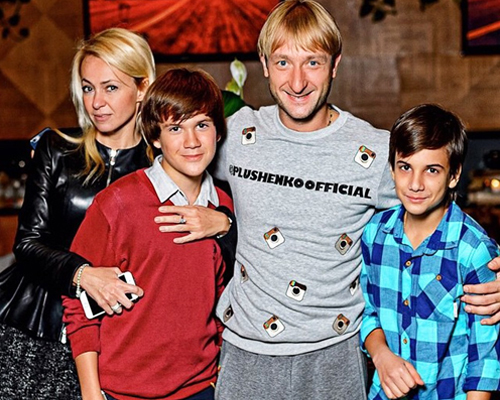 Яна Рудковская с сыновьями и мужем