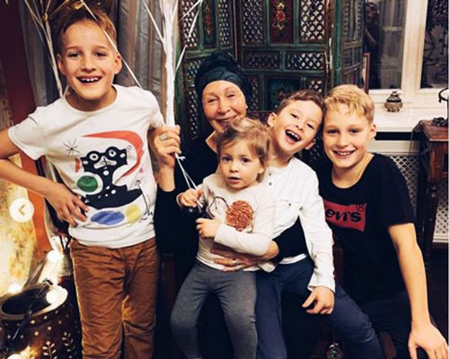Счастливая бабушка Татьяна Васильева со всеми внуками