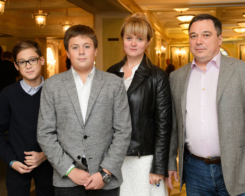 Анна Михалкова с мужем и детьми