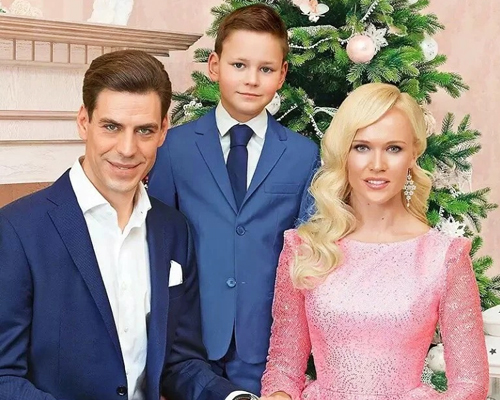 Дмитрий Дюжев с женой и сыном