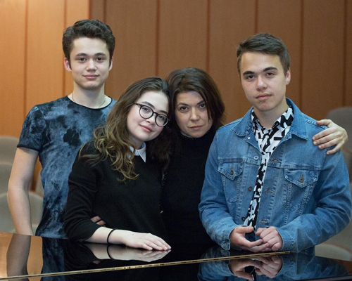 Екатерина Сканави с детьми