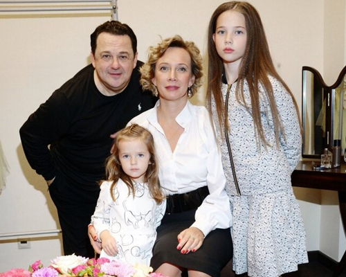Игорь Саруханов с женой и дочерьми