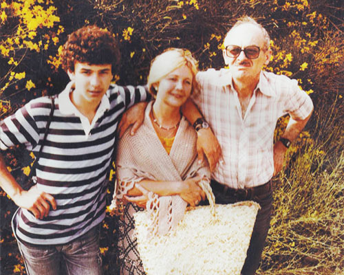 Антон Окуджава с семьей