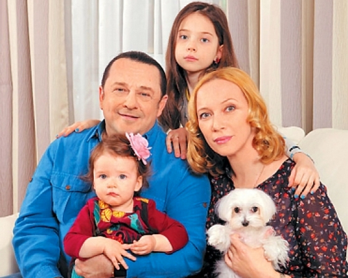 Игорь Саруханов с женой и детьми