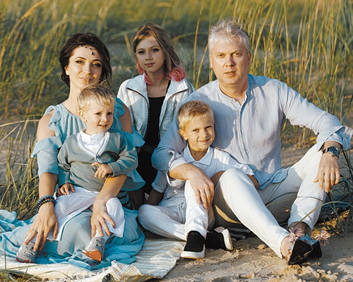 Сергей Светлаков с женой и детьми