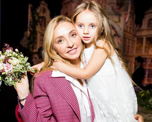 Татьяна Навка с младшей дочерью