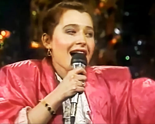 Алиса Мон на сцене с хитом 80-х «Подорожник-трава»