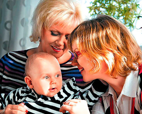Анне с внуком и дочерью