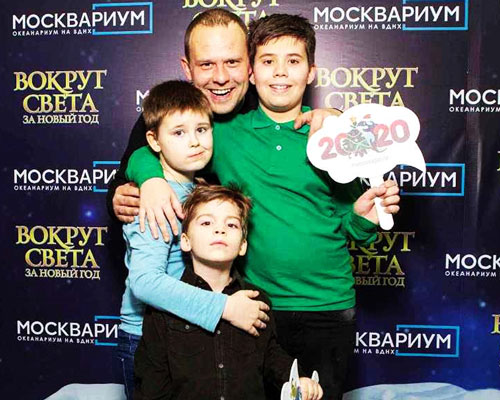 Фото детей Кирилла Плетнева с актером в "Москвариуме"