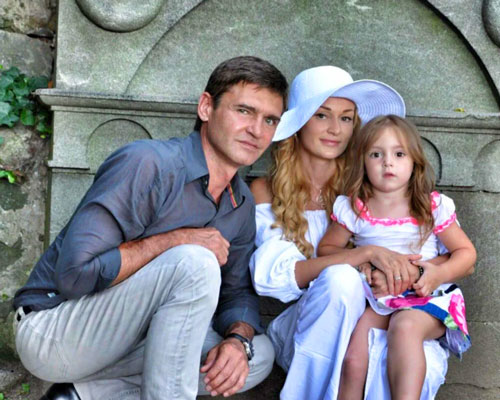 Игорь Лифанов с женой и младшей дочерью Алисой