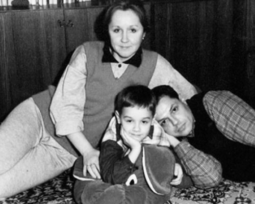 Василий – сын Скляра в детстве с родителями
