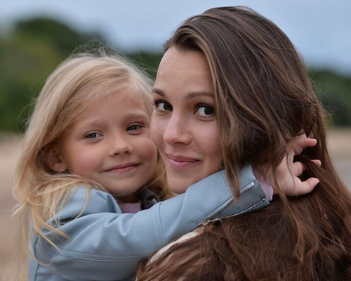 Екатерина Рябова с дочкой